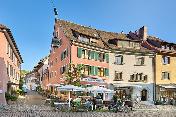 Parkplätze direkt am und hinter dem Hotel